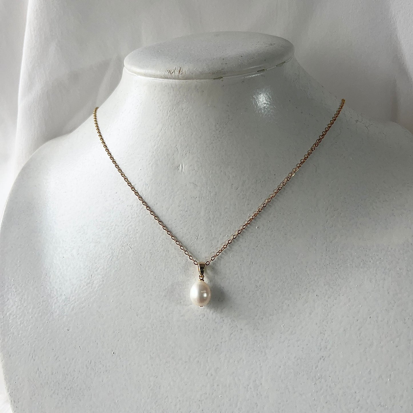 Colgante perla cultivo base dorada