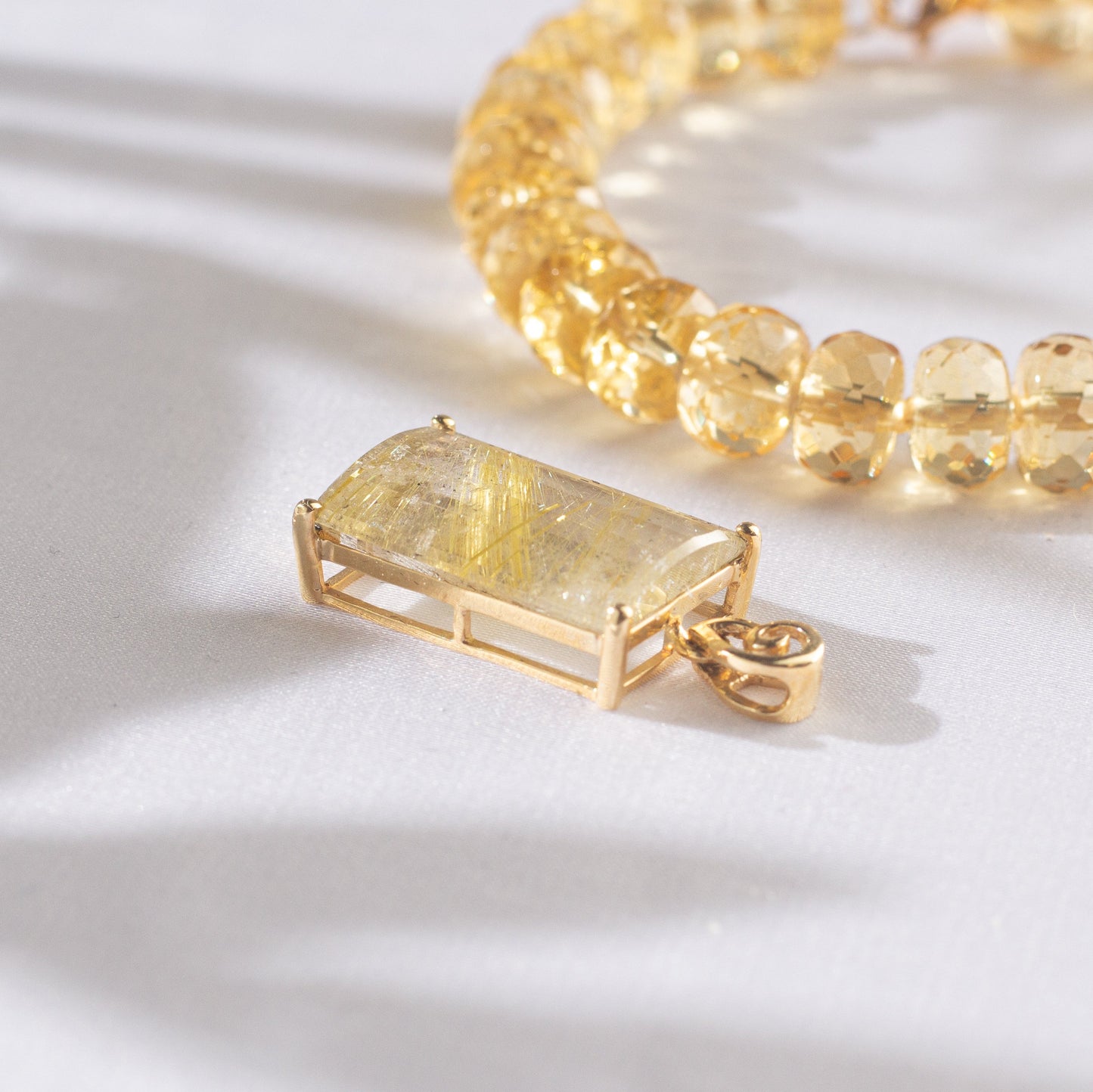 Colgante en cuarzo rutilado y Oro 18 K