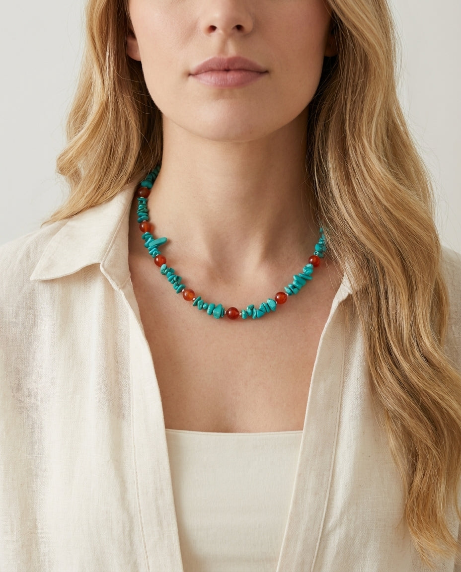 Collar Calypso de turquesa rolada y ágata cornalina puesto