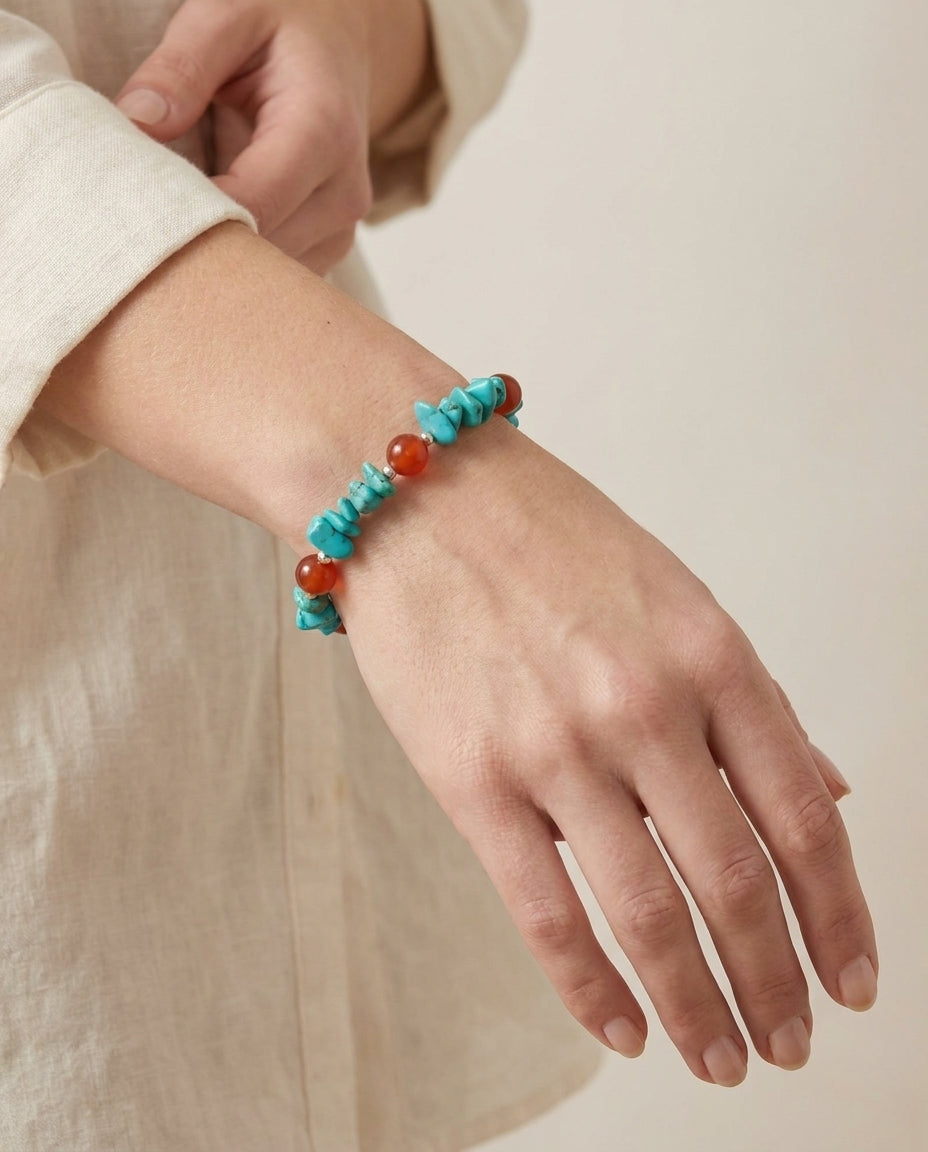 Pulsera Calypso de turquesa rolada y ágata cornalina en la muñeca