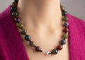 Collar de Ágata India 14mm — proporción en modelo