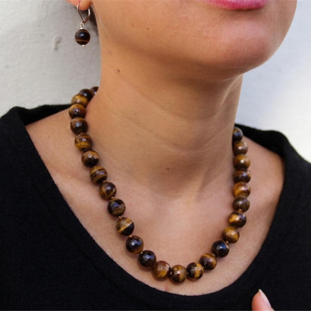 Collar de Ojo de Tigre Facetado 12mm en modelo