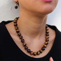 Collar de Ojo de Tigre Facetado 12mm en modelo