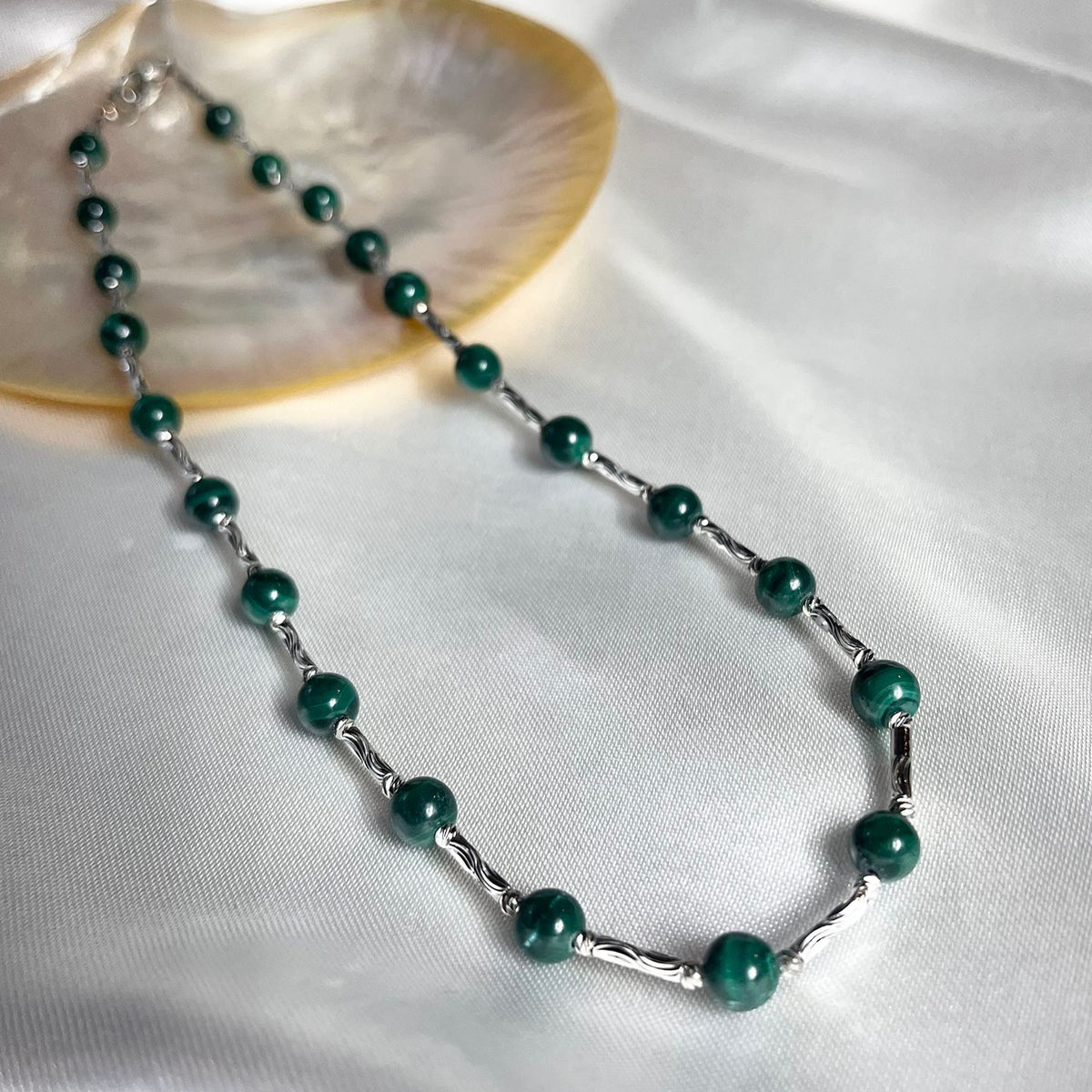 Collar de titanio y malaquita