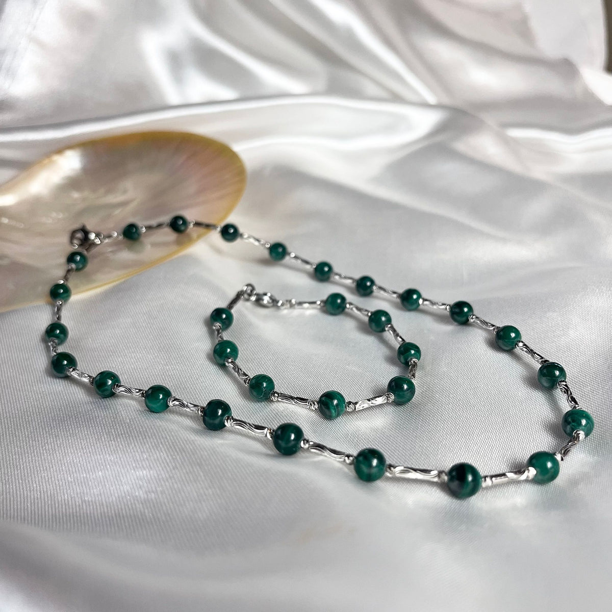 Collar de titanio y malaquita
