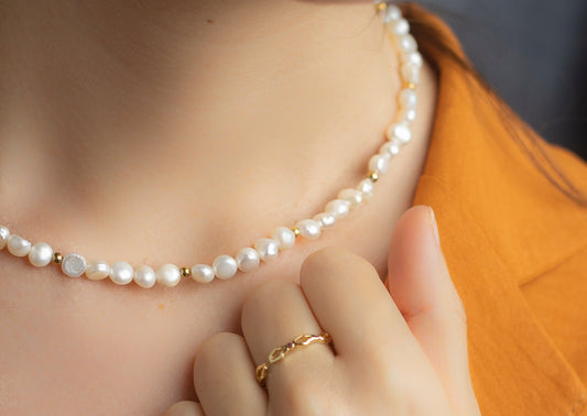 Collar perlas barrocas y accesorios dorados