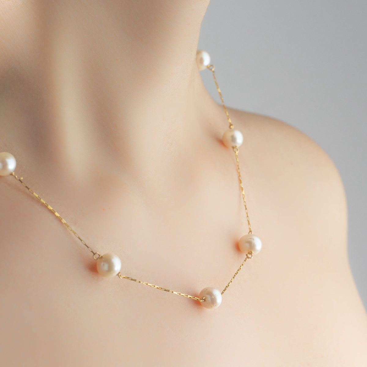 Cadenita de oro 14k con perlas de cultivo redondas