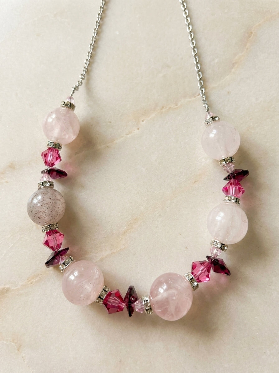 Collar Selene con cuarzo rosa de 14 mm y cristales Swarovski