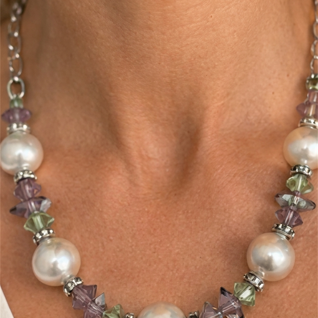 Detalle del collar Selene: perlas Edison de 13 mm y cristales Swarovski