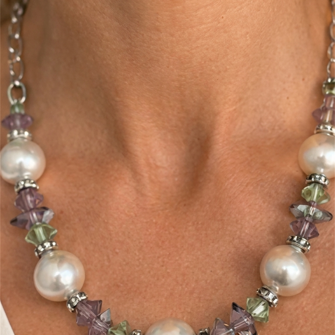 Detalle del collar Selene: perlas Edison de 13 mm y cristales Swarovski