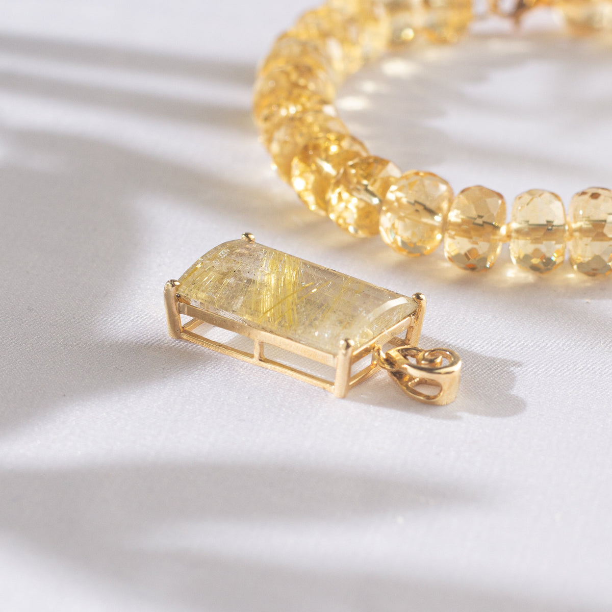 Colgante en cuarzo rutilado y Oro 18 K